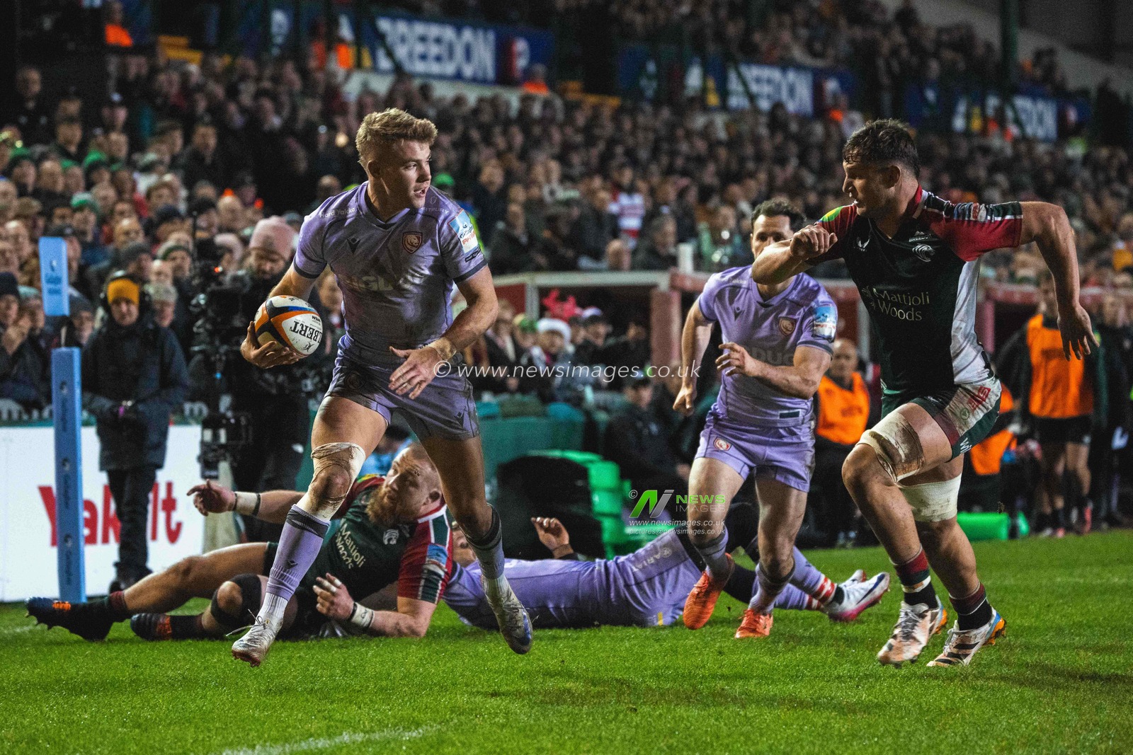 Charlie Atkinson of Gloucester Rugby and Joaquin Moro of Leicester Tigers during the Gallagher Premiership match Leicester Tigers vs Gloucester Rugby at Mattioli Woods Welford Road Stadium, Leicester, United Kingdom, 19th December 2025

(Photo by Craig Evans/News Images)

*** GER AUT SUI OUT ***