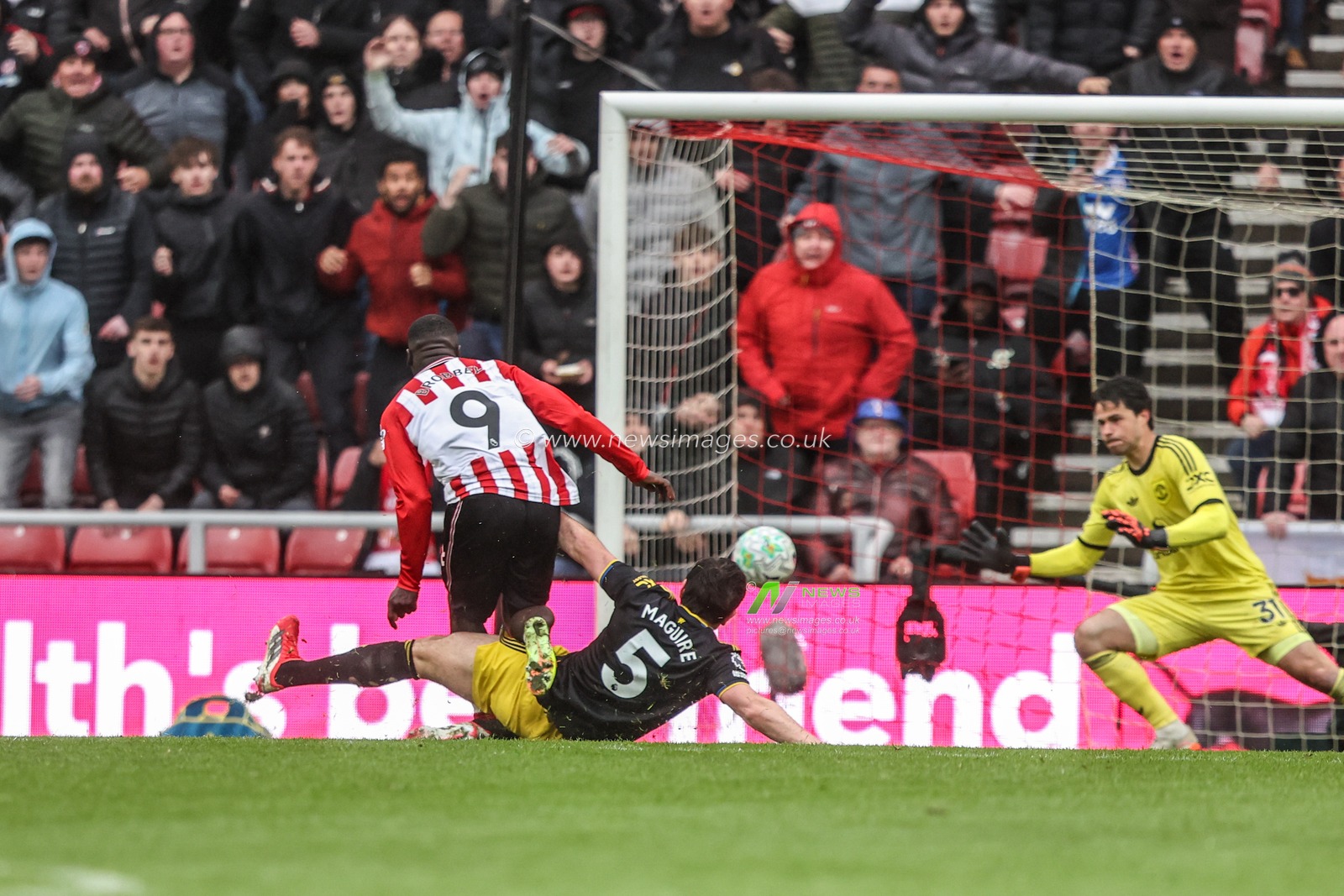 Brian Brobbey of Sunderland takes a shot on goal during the Premier League match Sunderland vs Manchester United at Stadium Of Light, Sunderland, United Kingdom on 09 May 2026

(Photo by Alfie Cosgrove/News Images)