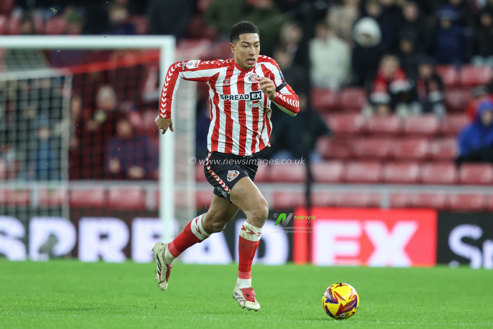 Jobe Bellingham of Sunderland breaks with the ball during the Sky Bet Championship match Sunderland vs Sheffield United at Stadium Of Light, Sunderland, United Kingdom, 1st January 2025

(Photo by Alfie Cosgrove/News Images)