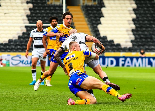 Zak Hardaker of Hull FC is tackled by Harry Newman of Leeds Rhinos during the Betfred Super League Round 24 match Hull FC vs Leeds Rhinos at MKM Stadium, Hull, United Kingdom, 30th August 2025

(Photo by Richard Bierton/News Images)