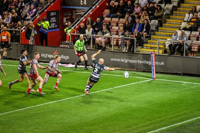 Adam Swift of Huddersfield Giants jumps up to win the high ball during the Betfred Super League round 9 match Leigh Leopards vs Huddersfield Giants at Leigh Sports Village, Leigh, United Kingdom on 23 April 2026

(Photo by Alfie Cosgrove/News Images)