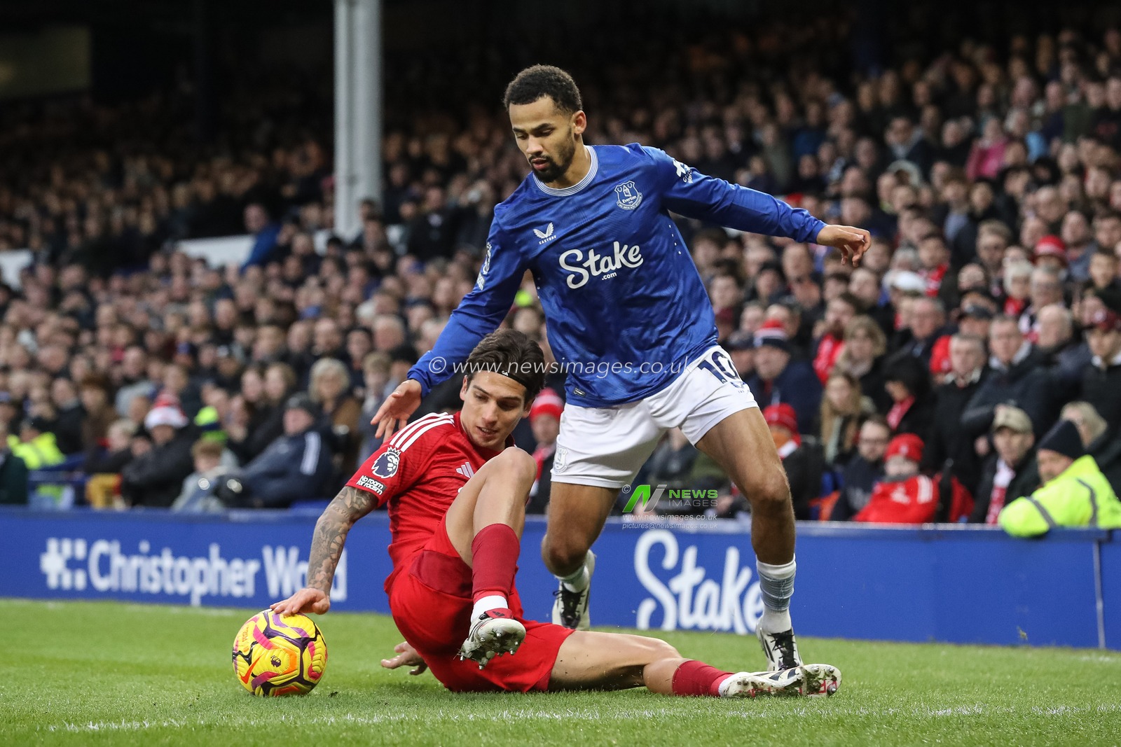 NicolÃ¡s DomÃ­nguez of Nottingham Forest and Iliman Ndiaye of Everton battle for the ball during the Premier League match Everton vs Nottingham Forest at Goodison Park, Liverpool, United Kingdom, 29th December 2024

(Photo by Gareth Evans/News Images)