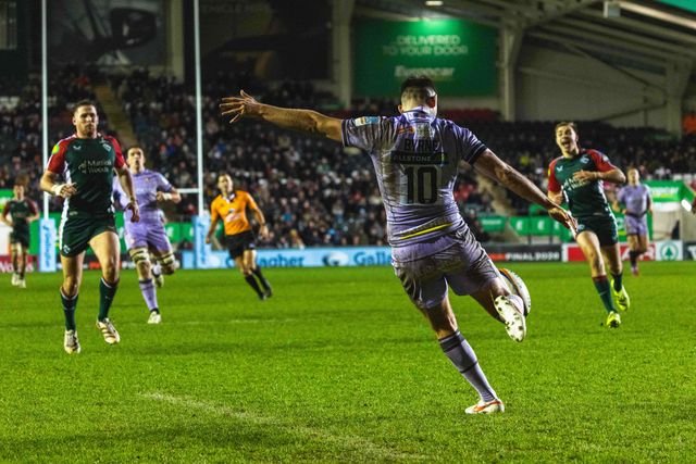 Ross Byrne of Gloucester Rugby during the Gallagher Premiership match Leicester Tigers vs Gloucester Rugby at Mattioli Woods Welford Road Stadium, Leicester, United Kingdom, 19th December 2025

(Photo by Craig Evans/News Images)

*** GER AUT SUI OUT ***