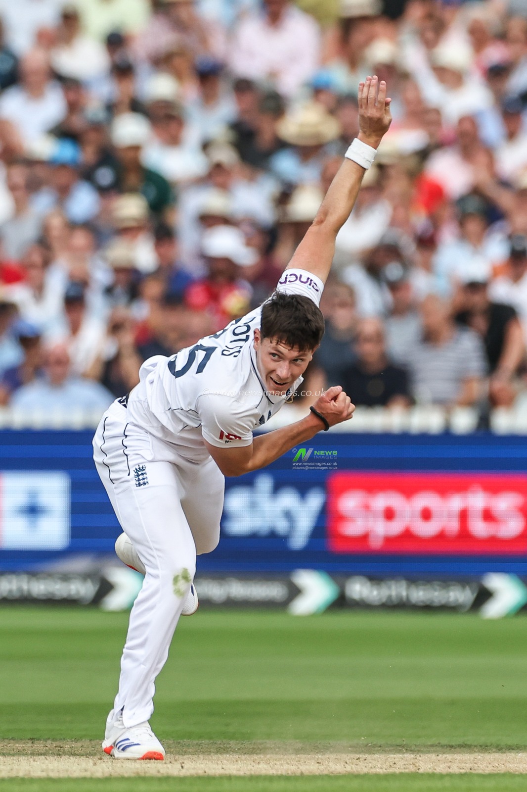 Matthew Potts of England delivers the ball during the England v Sri Lanka 2nd Rothesay Test Match Day 2 at Lords, London, United Kingdom, 30th August 2024

(Photo by Mark Cosgrove/News Images)