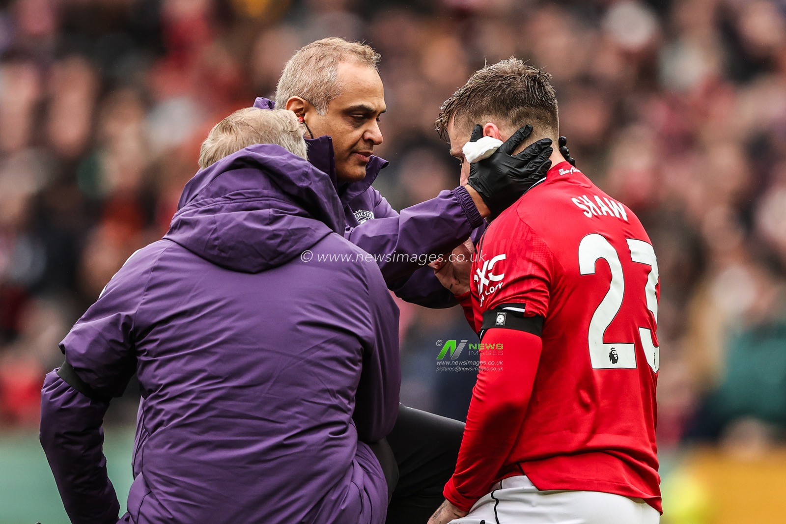 Luke Shaw of Manchester United receives treatment for a head injury during the Premier League match Manchester United vs Tottenham Hotspur at Old Trafford, Manchester, United Kingdom on 07 February 2026

(Photo by Alfie Cosgrove/News Images)