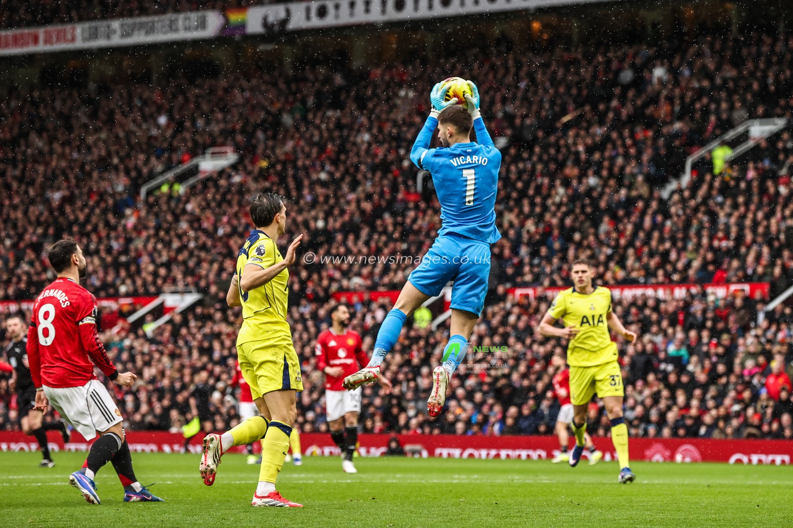 Tottenham Hotspur goalkeeper Guglielmo Vicario jumps up to win the high ball during the Premier League match Manchester United vs Tottenham Hotspur at Old Trafford, Manchester, United Kingdom on 07 February 2026

(Photo by Alfie Cosgrove/News Images)