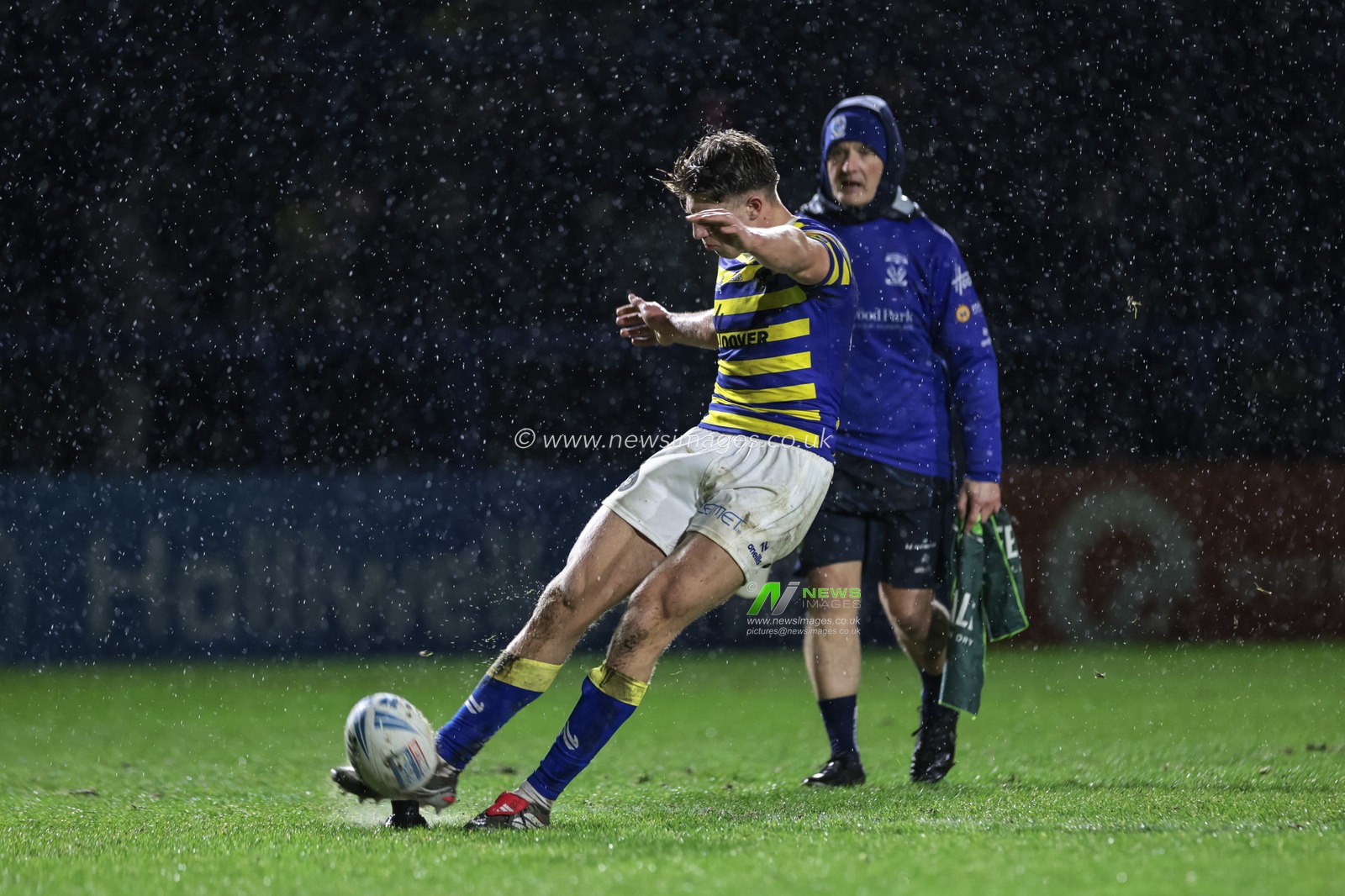 Ewan Irwin of Warrington Wolves converts for a goal during the Pre Season match Warrington Wolves vs Leigh Leopards at Halliwell Jones Stadium, Warrington, United Kingdom, 30th January 2026

(Photo by Mark Cosgrove/News Images)