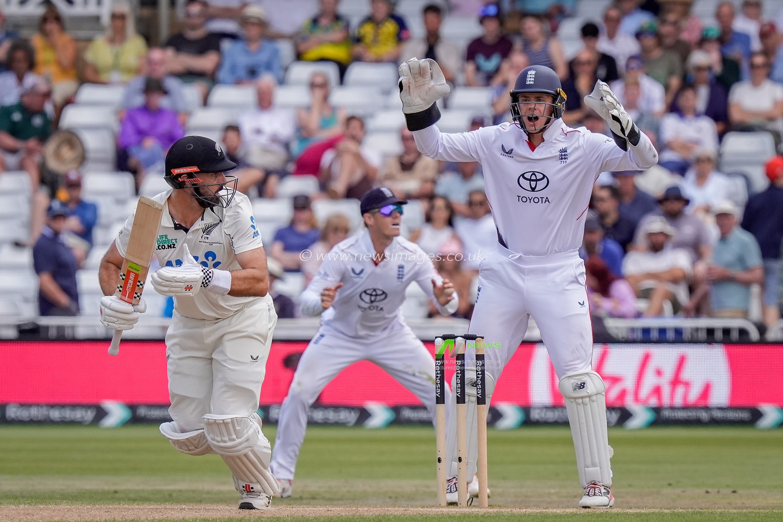 Daryl Mitchell of New Zealand plays leg glance with Jamie Smith of England reacting while standing up to the stumps during the 3rd Rothesay Test Match Day 4 match England vs New Zealand at Trent Bridge, Nottingham, United Kingdom on 28 June 2026

(Photo by Maynard Manyowa/News Images)