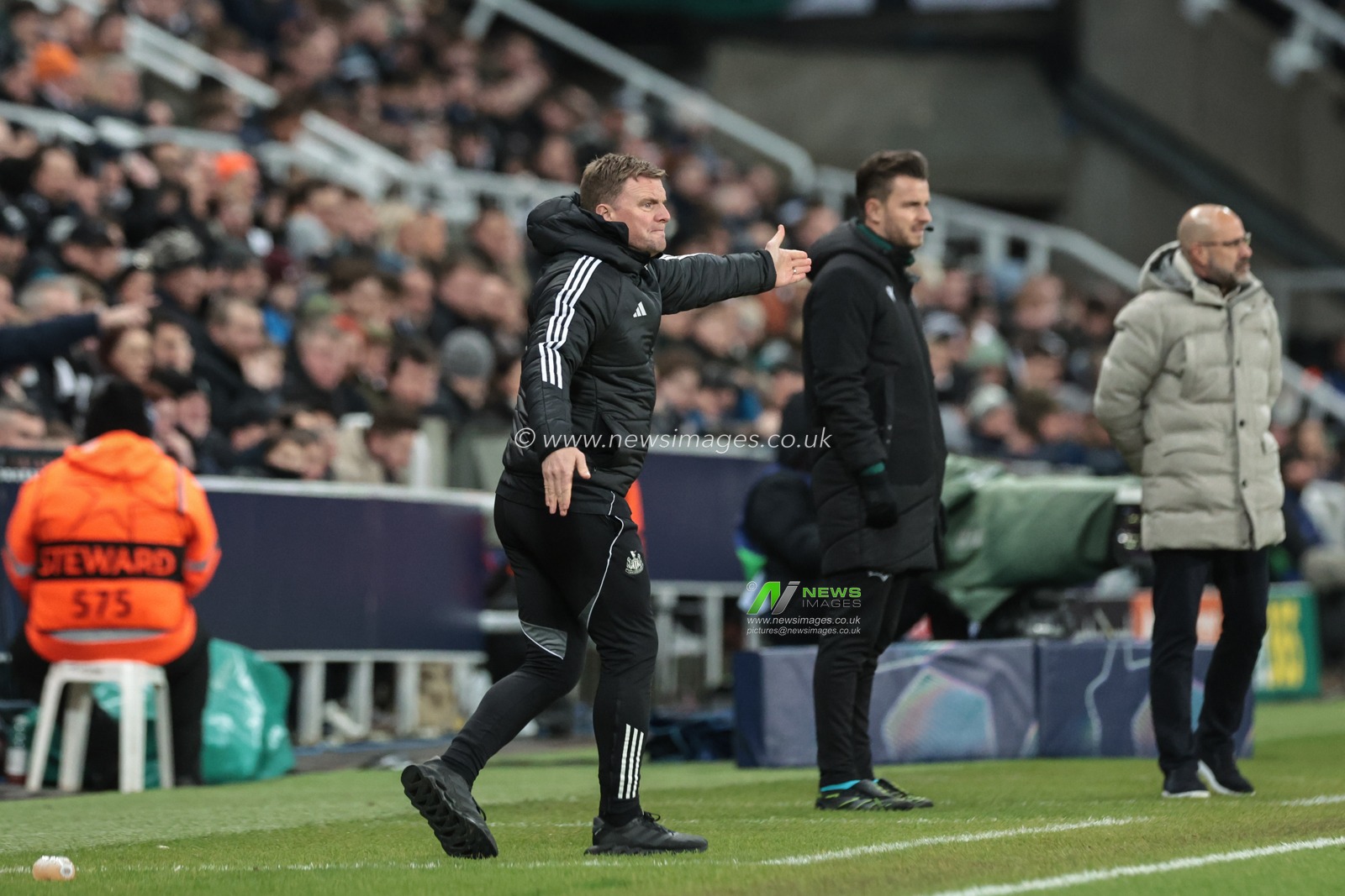 Eddie Howe manager of Newcastle United gives his team instructions during the UEFA Champions League Matchday 7 of 8 Newcastle United v PSV Eindhovenn at St. James's Park, Newcastle, United Kingdom, 21st January 2026

(Photo by Mark Cosgrove/News Images)