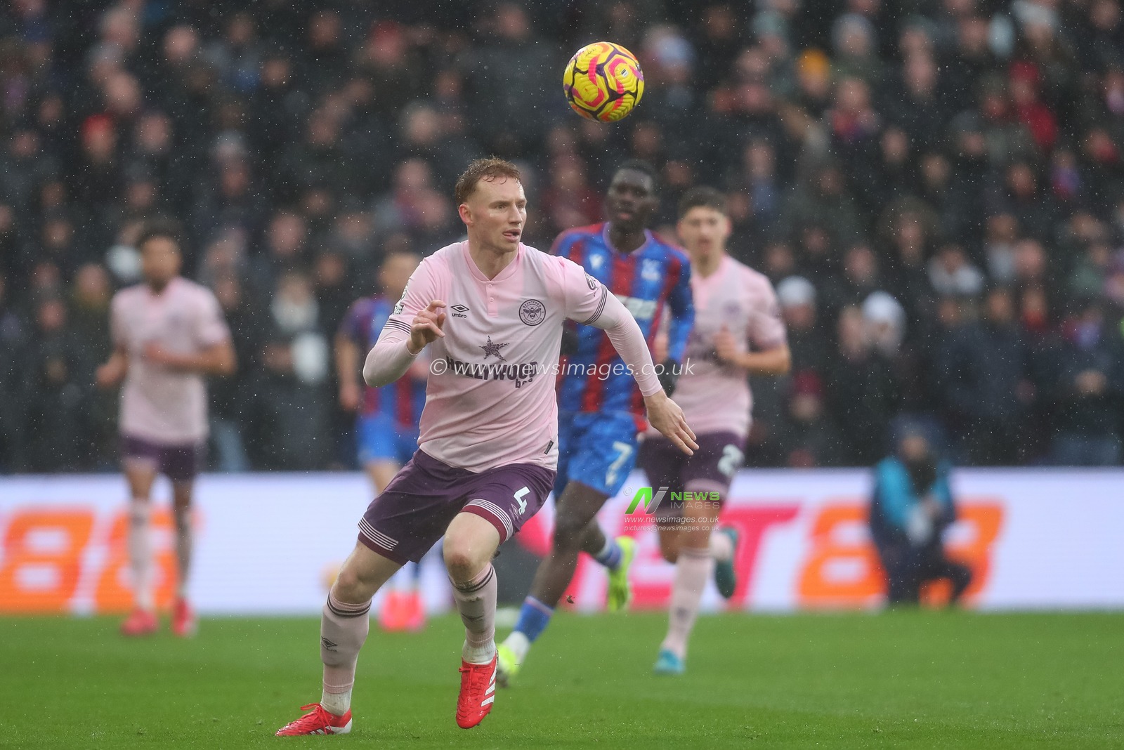 Sepp van den Berg of Brentford chases the ball during the Premier League match Crystal Palace vs Brentford at Selhurst Park, London, United Kingdom, 26th January 2025

(Photo by Izzy Poles/News Images)