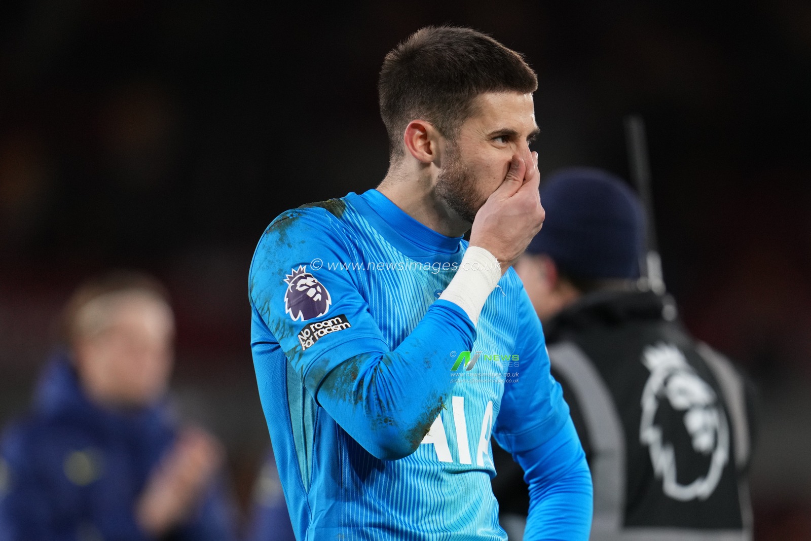 Guglielmo Vicario of Tottenham Hotspur at full time during the Premier League match Brentford vs Tottenham Hotspur at The Gtech Community Stadium, London, United Kingdom, 1st January 2026

(Photo by Harvey Murphy/News Images)

*** GER AUT SUI OUT ***