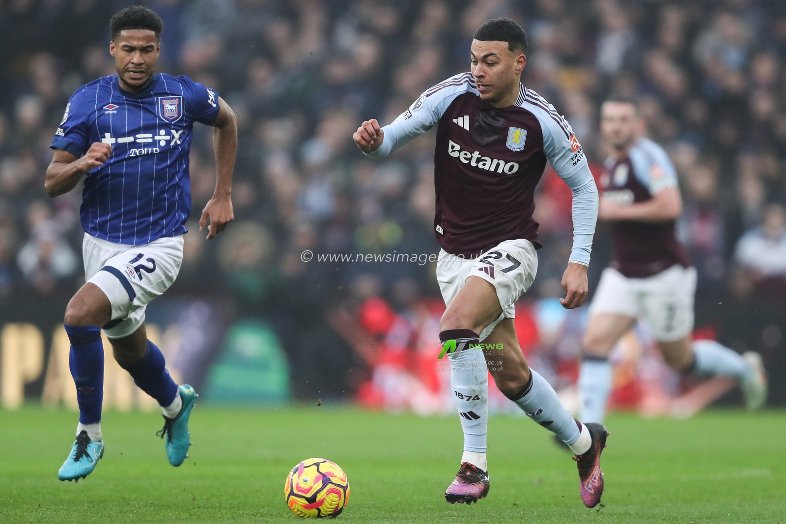 Morgan Rogers of Aston Villa goes forward with the ball during the Premier League match Aston Villa vs Ipswich Town at Villa Park, Birmingham, United Kingdom, 15th February 2025

(Photo by Gareth Evans/News Images)