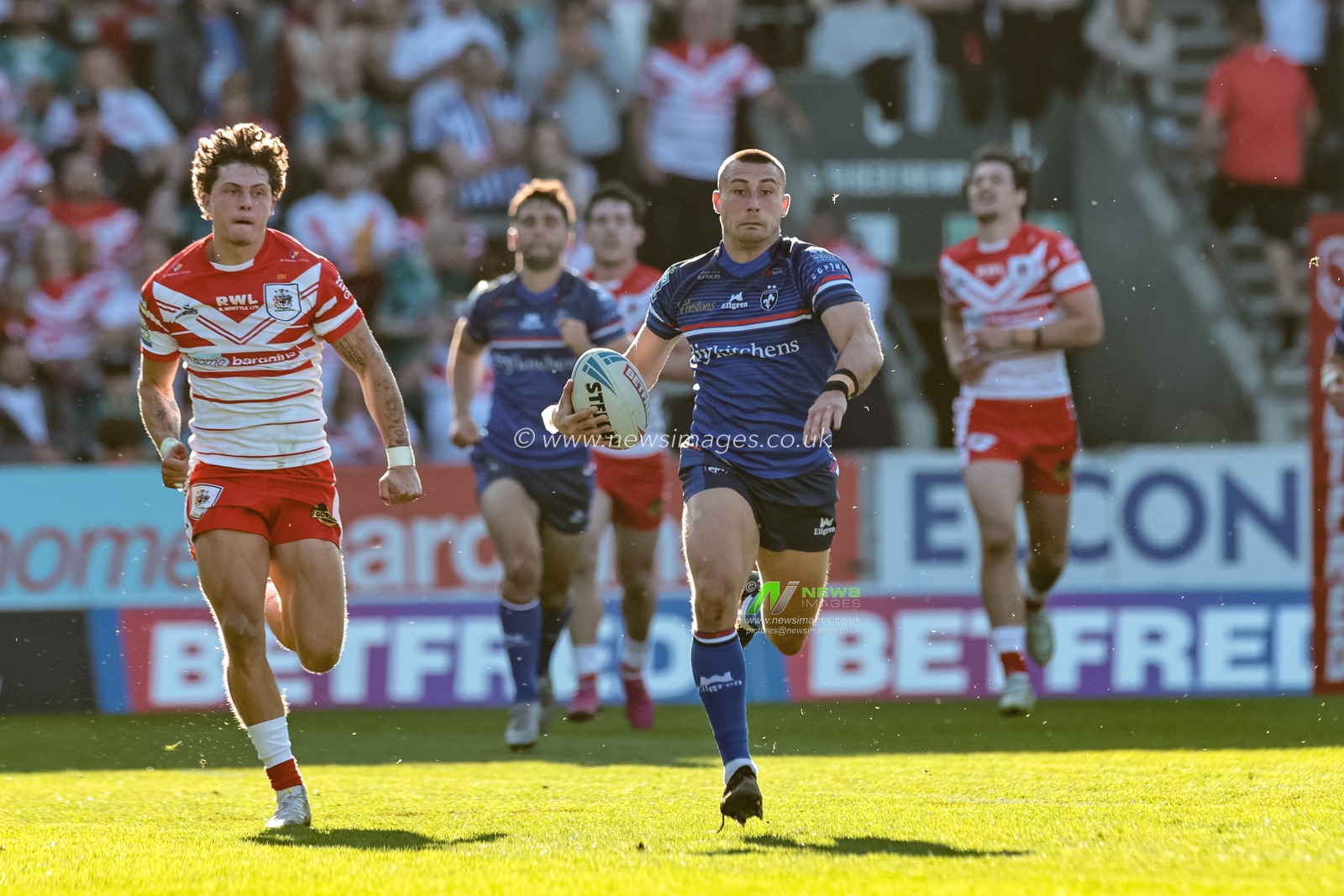 Oliver Pratt of Wakefield Trinity breaks with the ball during the Betfred Super League round 9 match St Helens vs Wakefield Trinity at The BrewDog Stadium, St Helens, United Kingdom on 25 April 2026

(Photo by Mark Cosgrove/News Images)