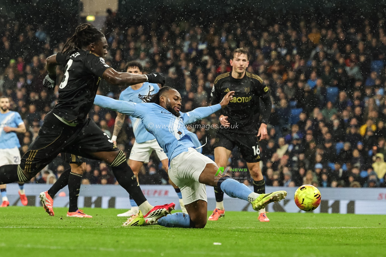 Antonie Semenyo of Manchester City scores to make it 1-0 during the Premier League match Manchester City vs Fulham at Etihad Stadium, Manchester, United Kingdom on 11 February 2026

(Photo by Mark Cosgrove/News Images)