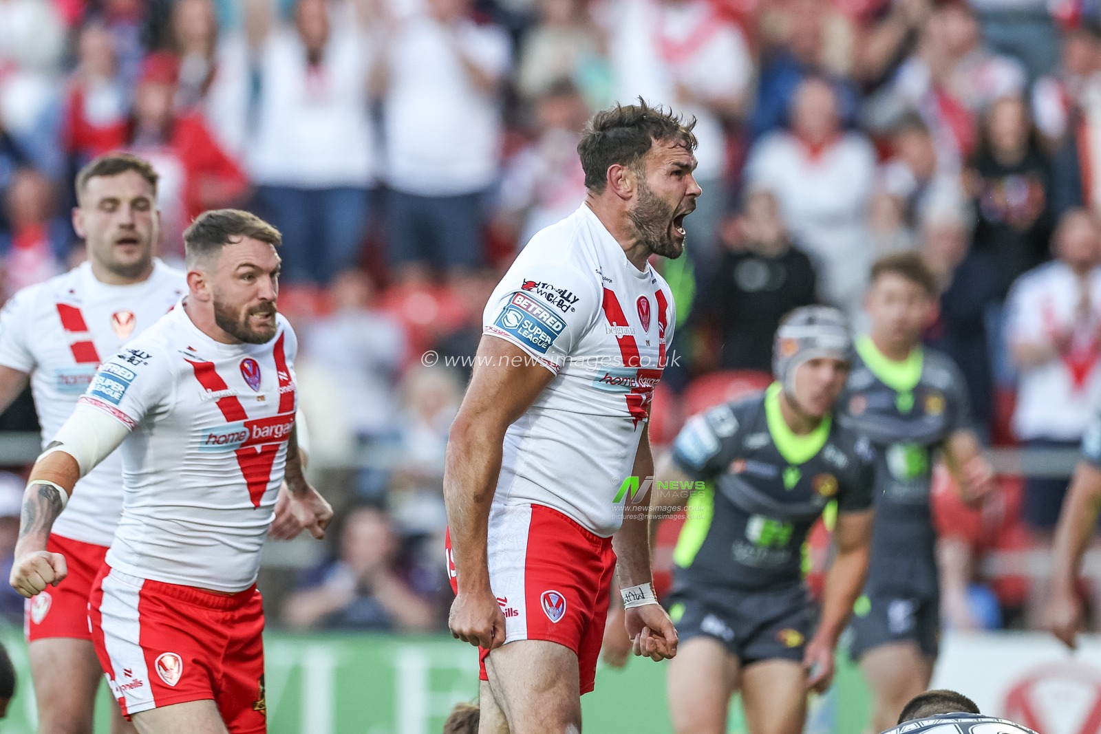 Alex Walmsley of St. Helens celebrates his try with team mates during the Betfred Super League Round 11 match St Helens vs Catalans Dragons at Totally Wicked Stadium, St Helens, United Kingdom, 15th May 2025

(Photo by Mark Cosgrove/News Images)