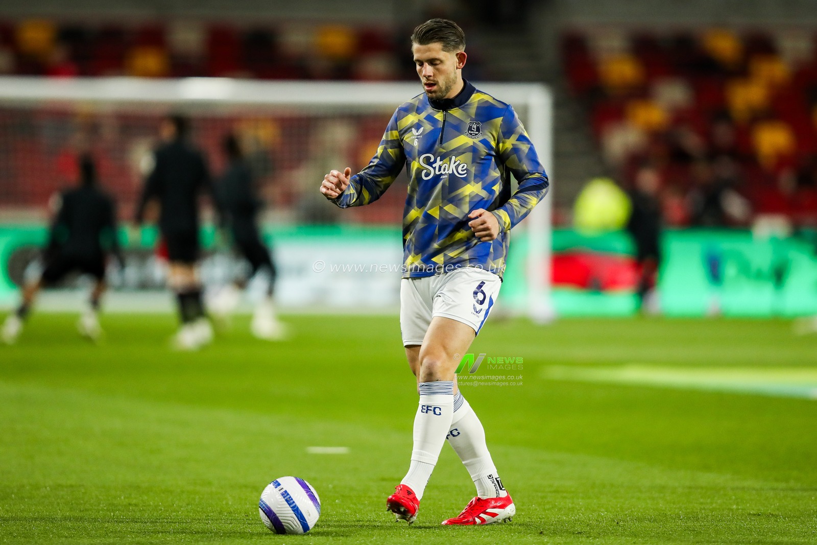 James Tarkowski of Everton warms up prior to the Premier League match Brentford vs Everton at The Gtech Community Stadium, London, United Kingdom, 26th February 2025

(Photo by Izzy Poles/News Images)