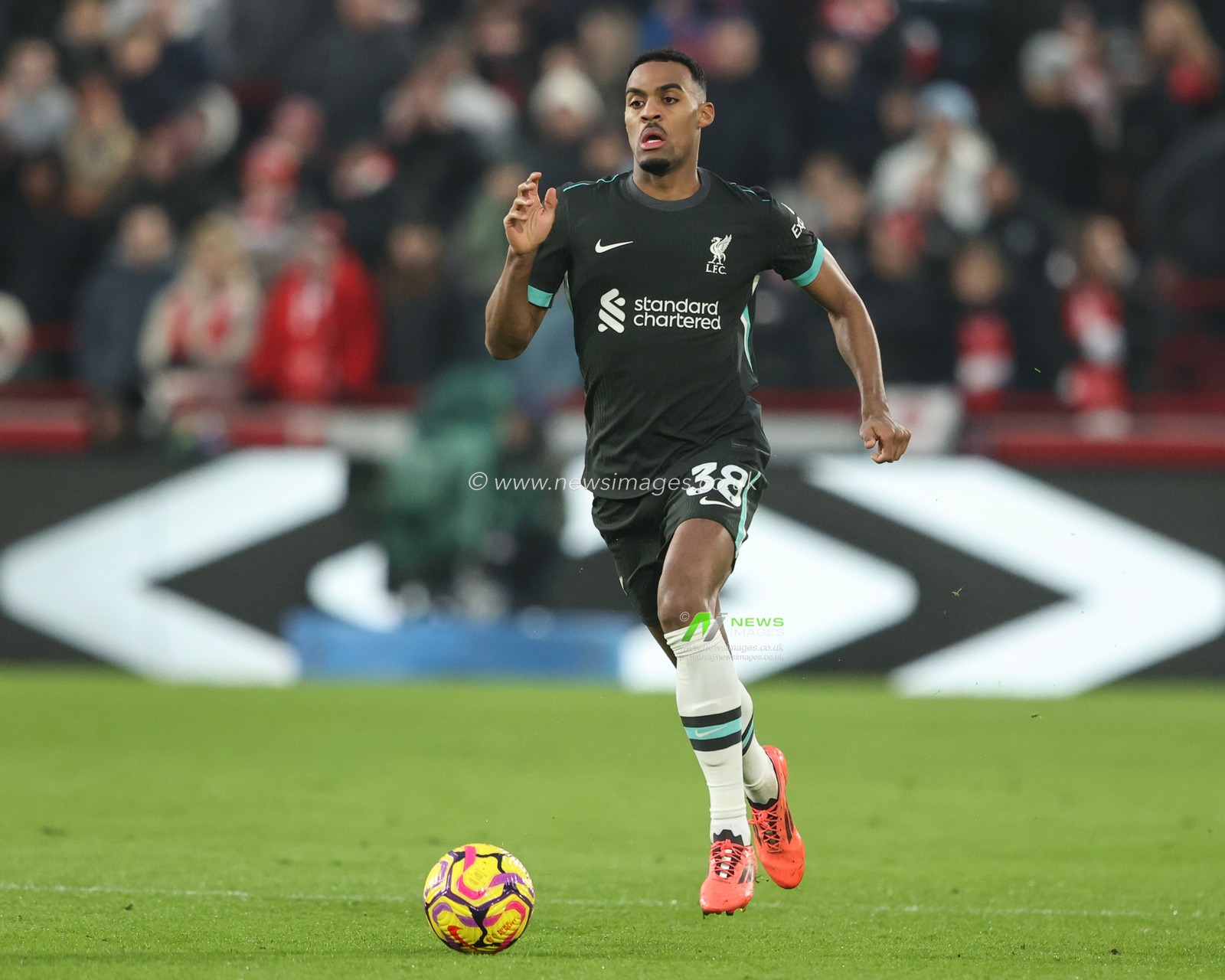 Ryan Gravenberch of Liverpool breaks with the ball during the Premier League match Brentford vs Liverpool at The Gtech Community Stadium, London, United Kingdom, 18th January 2025

(Photo by Alfie Cosgrove/News Images)