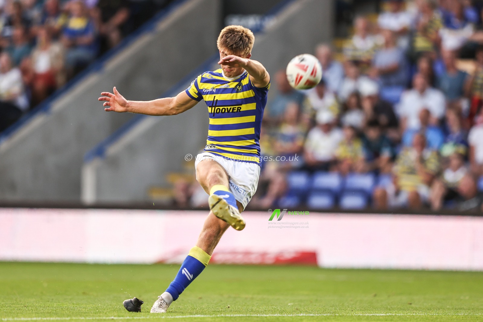 Ewan Irwin of Warrington Wolves converts for a goal during the Betfred Super League round 23 match Warrington Wolves vs York Knights at The Halliwell Jones Stadium, Warrington, United Kingdom on 13 August 2026

(Photo by Alfie Cosgrove/News Images)