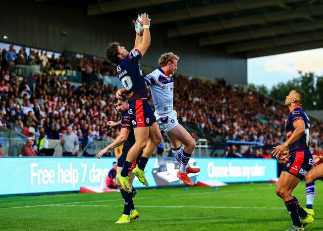 Owen Dagnall of St. Helens wins the highball during the Betfred Super League round 21 match Wakefield Trinity vs St Helens at DIY Kitchens Stadium, Wakefield, United Kingdom, 8th August 2025

(Photo by Richard Bierton/News Images)