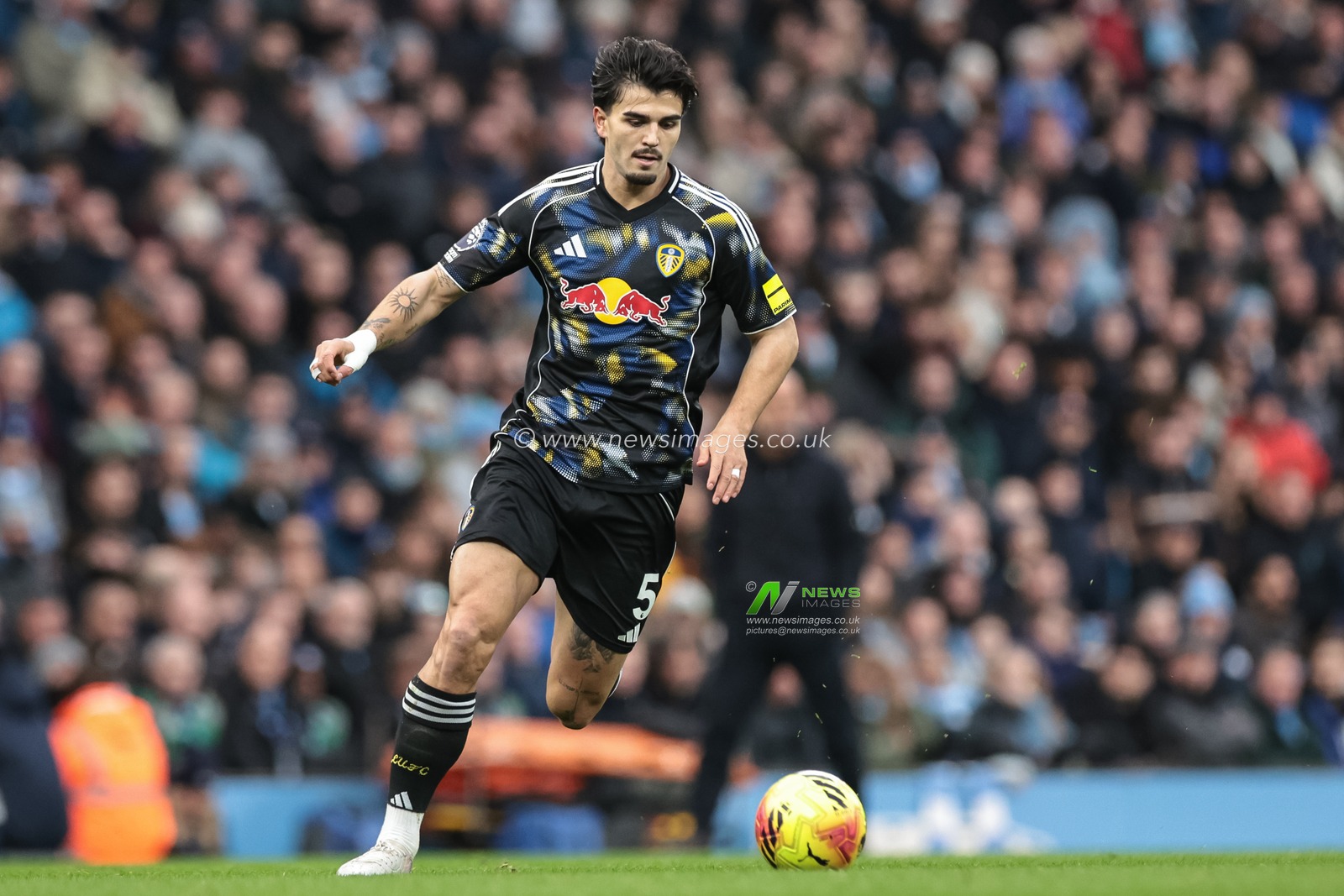 Pascal Struijk of Leeds United with the ball during the Premier League match Manchester City vs Leeds United at Etihad Stadium, Manchester, United Kingdom, 29th November 2025

(Photo by Mark Cosgrove/News Images)

*** GER AUT SUI OUT ***