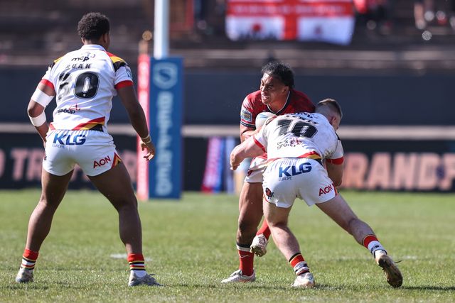 Tom Amone of Hull KR is tackled by Loghan Lewis of Bradford Bulls during the Betfred Super League round 9 match Bradford Bulls vs Hull KR at Odsal Stadium, Bradford, United Kingdom on 25 April 2026

(Photo by Alfie Cosgrove/News Images)