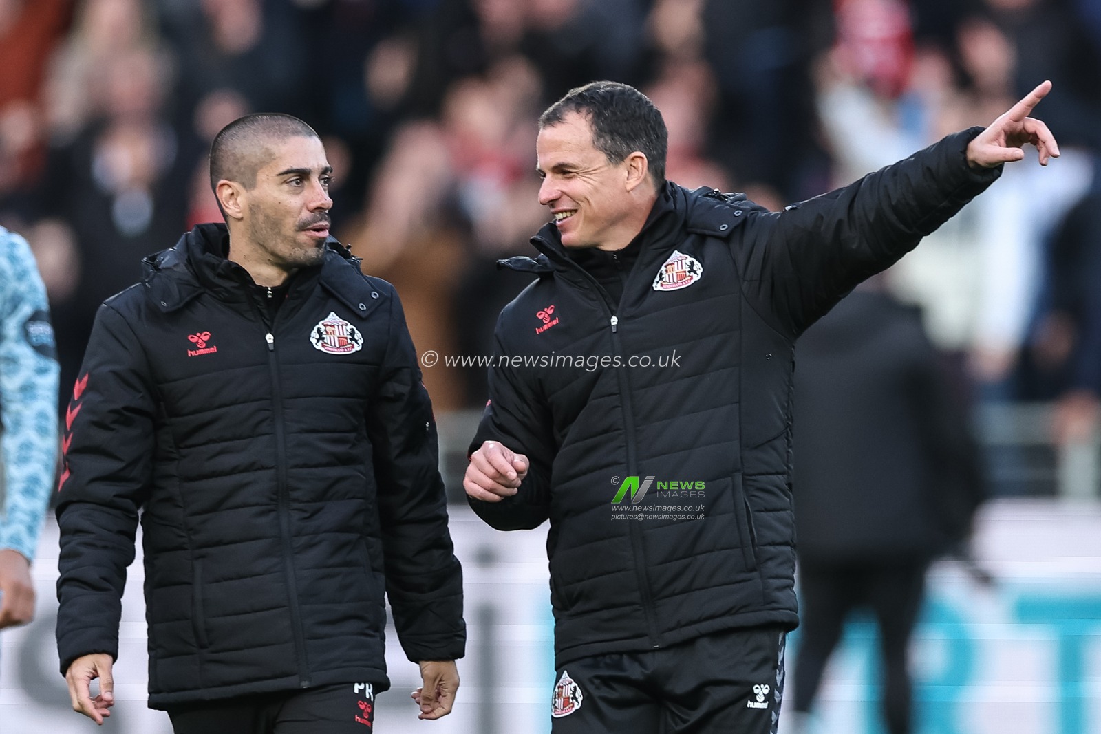 RÃ©gis Le Bris manager of Sunderland and first-team assistant coach Pedro Ribeiro discuss the 0-1 win as they leave the pitch after the final whistle during the Sky Bet Championship match Hull City vs Sunderland at MKM Stadium, Hull, United Kingdom, 20th October 2024

(Photo by Mark Cosgrove/News Images)