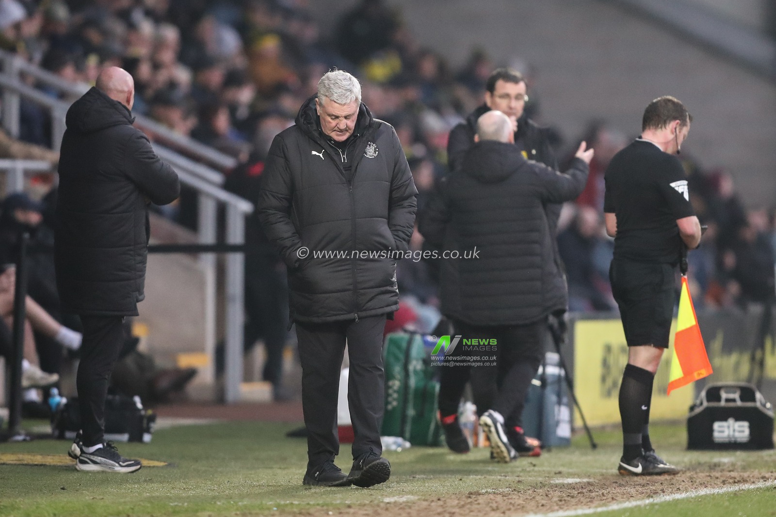 Steve Bruce head coach of Blackpool during the Sky Bet League 1 match Burton Albion vs Blackpool at Pirelli Stadium, Burton upon Trent, United Kingdom, 8th February 2025

(Photo by Gareth Evans/News Images)