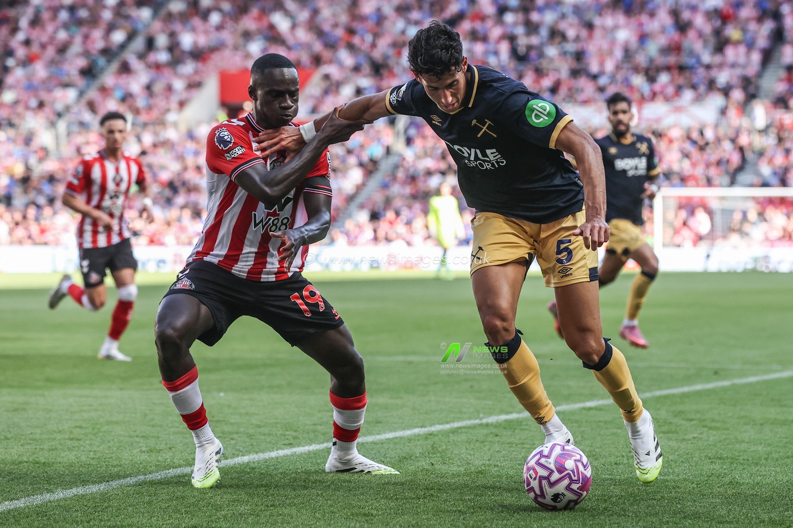 Habib Diarra of Sunderland and Nayef Aguerd West Ham United battle for the ball during the Premier League match Sunderland vs West Ham United at Stadium Of Light, Sunderland, United Kingdom, 16th August 2025

(Photo by Alfie Cosgrove/News Images)