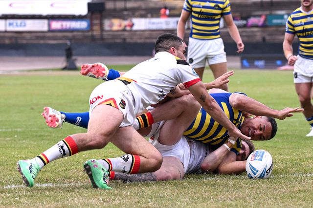 Albert Hopoate of Warrington Wolves scores his team's second try during the Betfred Super League round 22 match Bradford Bulls vs Warrington Wolves at Odsal Stadium, Bradford, United Kingdom on 08 August 2026

(Photo by Ben Roberts/News Images)