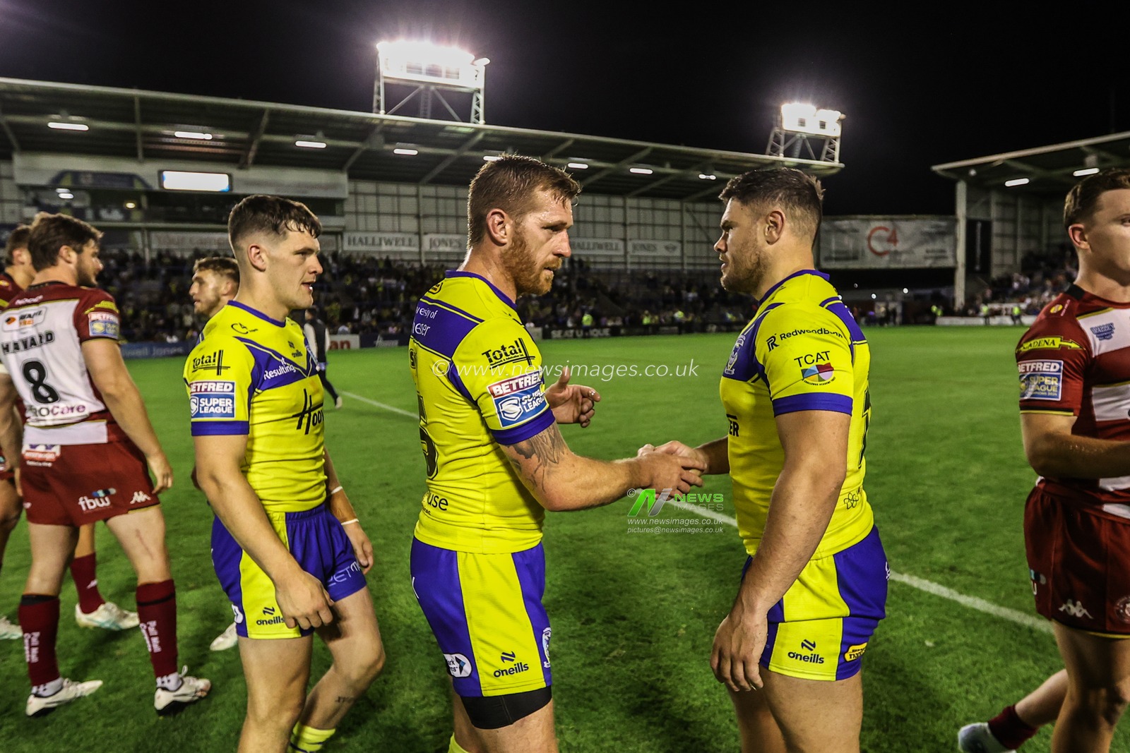 Marc Sneyd of Warrington Wolves shakes hands with Joe Philbin of Warrington Wolves at the end of the game during the Betfred Super League round 21 match Warrington Wolves vs Wigan Warriors at Halliwell Jones Stadium, Warrington, United Kingdom, 8th August 2025

(Photo by Alfie Cosgrove/News Images)