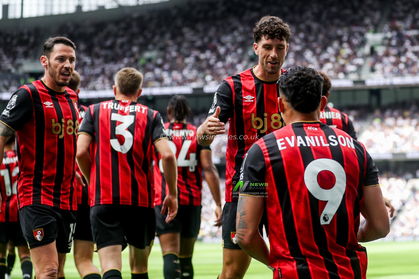 Evanlison of AFC Bournemouth celebrates his goal with teammates to make it 0-1 during the Premier League match Tottenham Hotspur vs Bournemouth at Tottenham Hotspur Stadium, London, United Kingdom, 30th August 2025

(Photo by Izzy Poles/News Images)