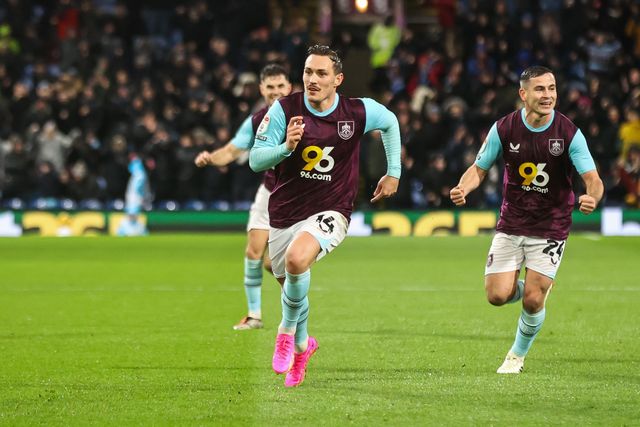 Connor Roberts of Burnley celebrates his goal to make it 1-1 during the Sky Bet Championship match Burnley vs Middlesbrough at Turf Moor, Burnley, United Kingdom, 6th December 2024

(Photo by Alfie Cosgrove/News Images)