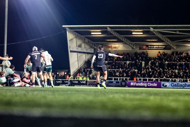 Ethan Grayson of Newcastle Red Bulls gives team mates instructions during the Premiership Rugby Cup match Newcastle Red Bulls vs Leicester Tigers at Kingston Park, Newcastle, United Kingdom, 31st October 2025

(Photo by Alfie Cosgrove/News Images)

*** GER AUT SUI OUT ***