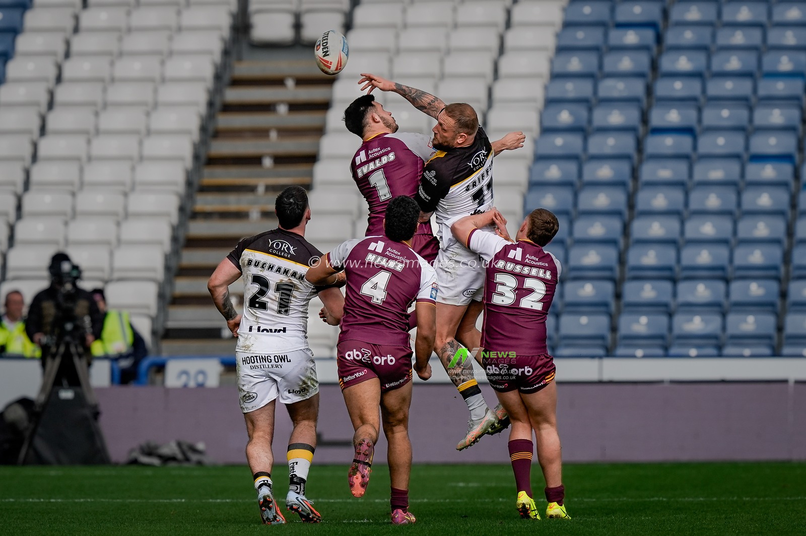 Josh Griffin of York Knights knocks the ball away from a jumping Niall Evalds of Huddersfield Giants during the Betfred Super League round 7 match Huddersfield Giants vs York Knights at Accu Stadium, Huddersfield, United Kingdom on 04 April 2026

(Photo by Maynard Manyowa/News Images)