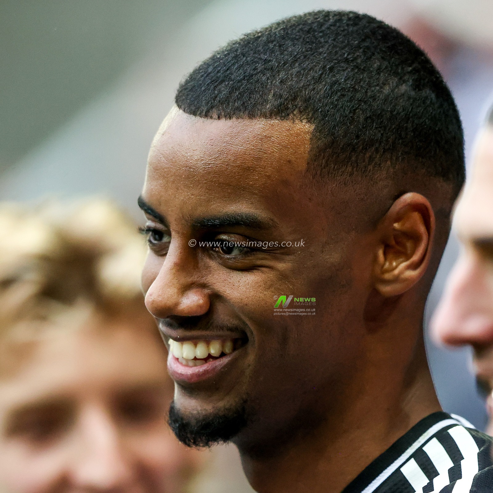 Alexander Isak of Newcastle United celebrates his goal to make it 4-1 during the Premier League match Newcastle United vs Nottingham Forest at St. James's Park, Newcastle, United Kingdom, 23rd February 2025

(Photo by Alfie Cosgrove/News Images)