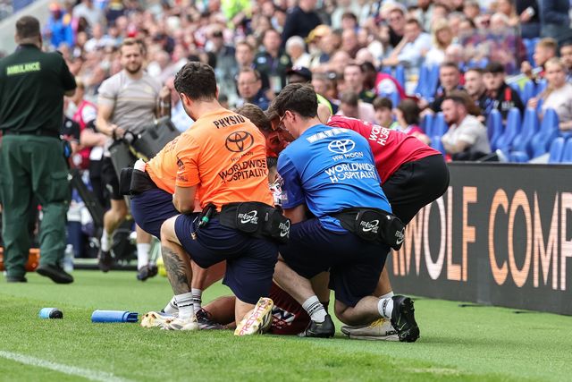 Nathan Lowe of Wigan Warriors collapses as he’s lead off the field injured during the Betfred Super League Magic Weekend match Wigan Warriors vs St Helens at Hill Dickinson Stadium, Liverpool, United Kingdom on 05 July 2026

(Photo by Mark Cosgrove/News Images)