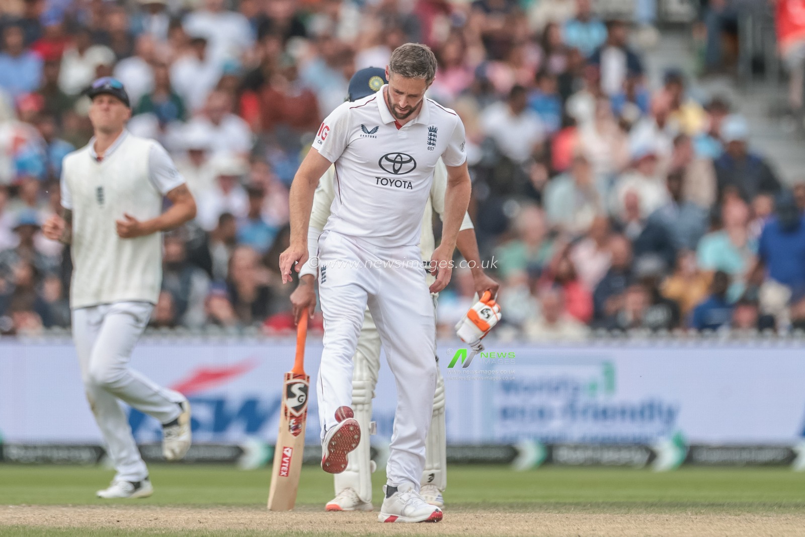 Chris Woakes of England does kick-ups with the ball during the 4th Rothesay Test Match Day 5 England vs India at Old Trafford Cricket Ground, Manchester, United Kingdom, 27th July 2025

(Photo by Mark Cosgrove/News Images)