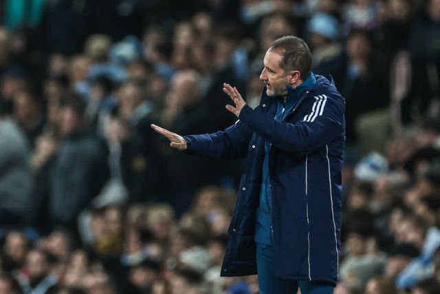 Vitor Pereira manager of Nottingham Forest gives his team instructions during the Premier League match Manchester City vs Nottingham Forest at Etihad Stadium, Manchester, United Kingdom on 04 March 2026

(Photo by Mark Cosgrove/News Images)