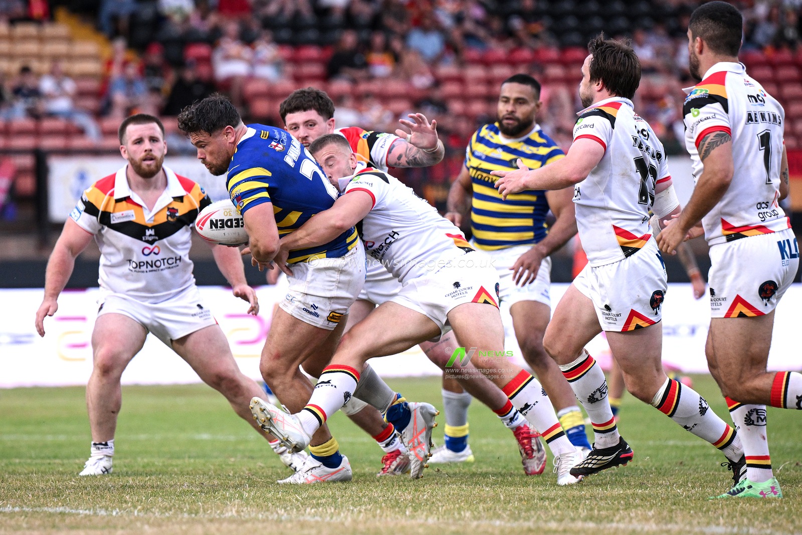 Joe Philbin of Warrington Wolves scores his team's fourth try during the Betfred Super League round 22 match Bradford Bulls vs Warrington Wolves at Odsal Stadium, Bradford, United Kingdom on 08 August 2026

(Photo by Ben Roberts/News Images)