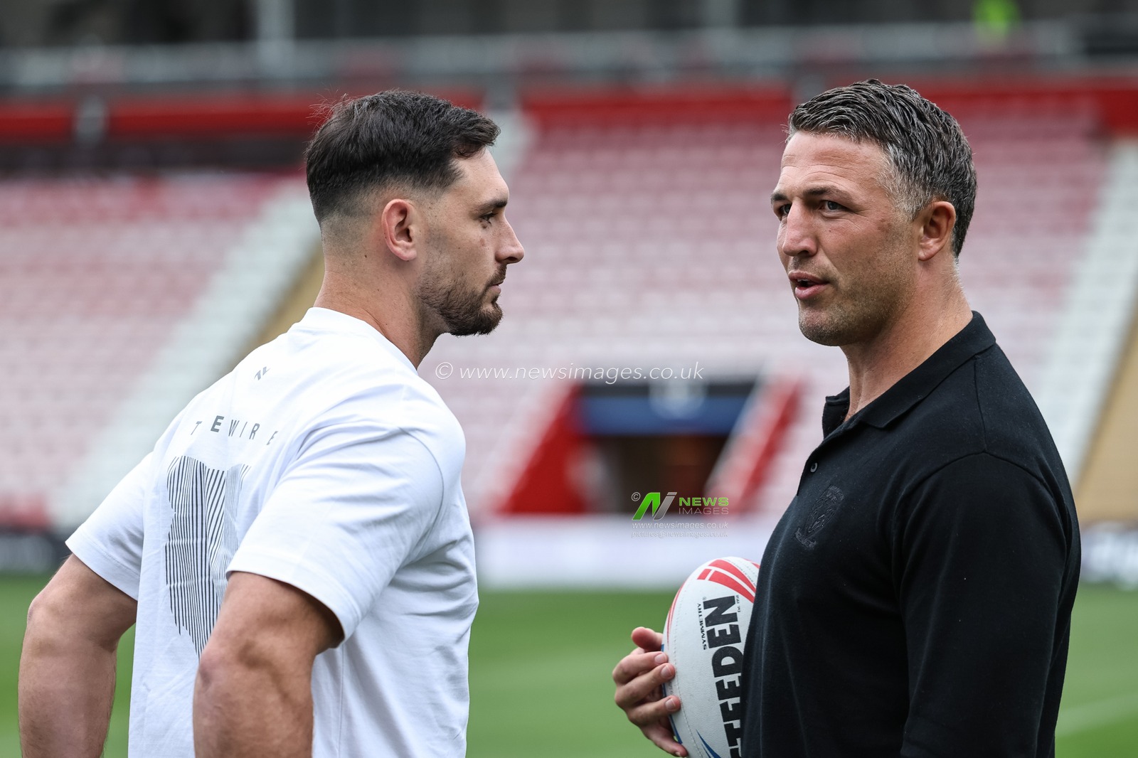 Samuel Stone of Warrington Wolves speaks to Sam Burgess Head Coach of Warrington Wolves during the Betfred Super League Round 20 Leigh Leopards vs Warrington Wolves at Leigh Sports Village, Leigh, United Kingdom, 1st August 2025

(Photo by Mark Cosgrove/News Images)