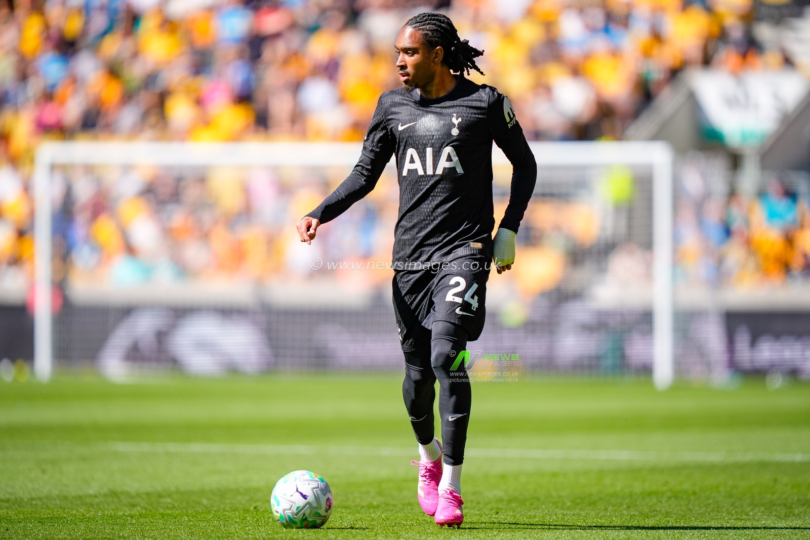 Djed Spence of Tottenham Hotspur makes a run with the ball  during the Premier League match Wolverhampton Wanderers vs Tottenham Hotspur at Molineux, Wolverhampton, United Kingdom on 25 April 2026

(Photo by Maynard Manyowa/News Images)