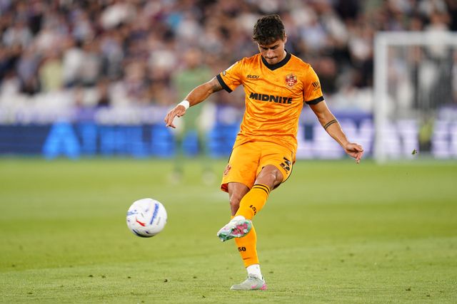 Hugo Bueno of Wolverhampton Wanderers attempts cross during the Sky Bet Championship match West Ham United vs Wolverhampton Wanderers at London Stadium, London, United Kingdom on 01 September 2026

(Photo by Harvey Murphy/News Images)