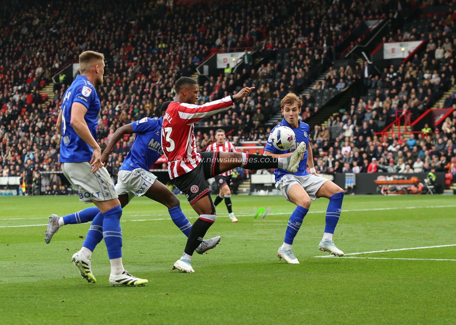 Tyrese Campbell of Sheffield United controls the ball during the Sky Bet Championship match Sheffield United vs Watford at Bramall Lane, Sheffield, United Kingdom, 18th October 2025

(Photo by Richard Bierton/News Images)