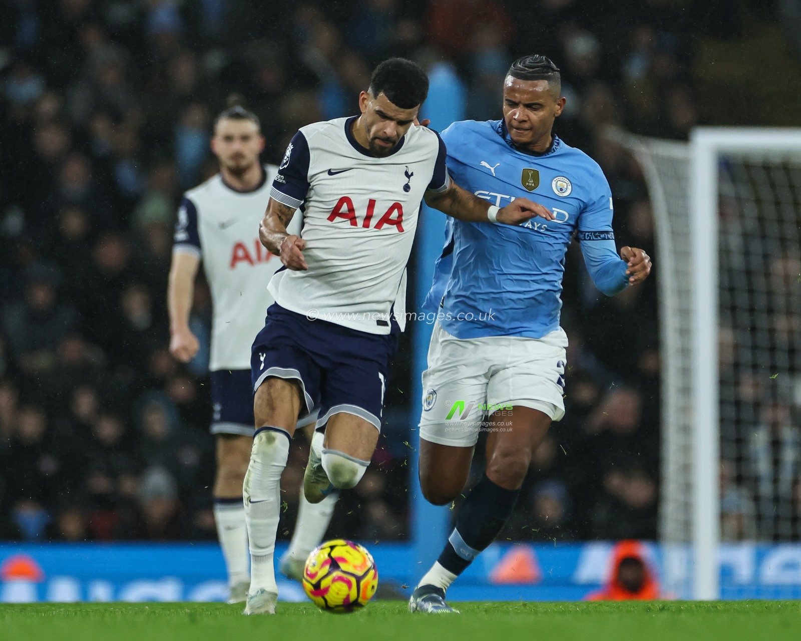 Dominic Solanke of Tottenham Hotspur breaks past Manuel Akanji of Manchester City during the Premier League match Manchester City vs Tottenham Hotspur at Etihad Stadium, Manchester, United Kingdom, 23rd November 2024

(Photo by Mark Cosgrove/News Images)