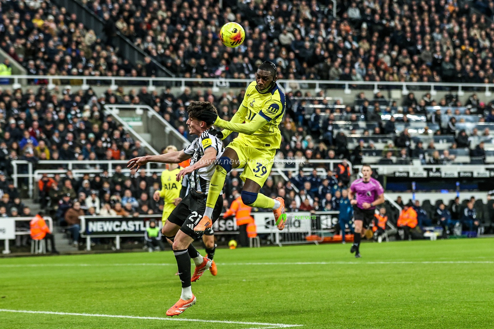Randal Kolo Muani of Tottenham Hotspur jumps up to win the high ball sending it behind for a goal kick during the Premier League match Newcastle United vs Tottenham Hotspur at St. James's Park, Newcastle, United Kingdom, 2nd December 2025

(Photo by Alfie Cosgrove/News Images)

*** GER AUT SUI OUT ***