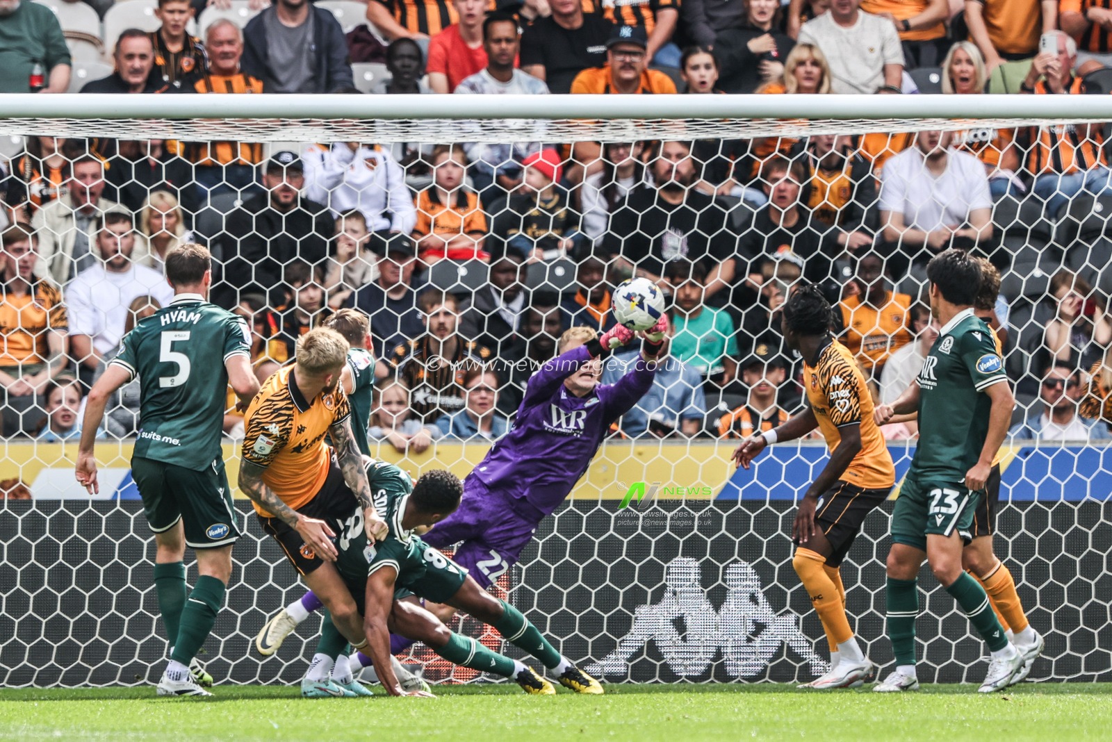 Oliver McBurnie of Hull City heads on goal however Balázs Tóth of Blackburn makes a save during the Sky Bet Championship match Hull City vs Blackburn Rovers at MKM Stadium, Hull, United Kingdom, 23rd August 2025

(Photo by Alfie Cosgrove/News Images)