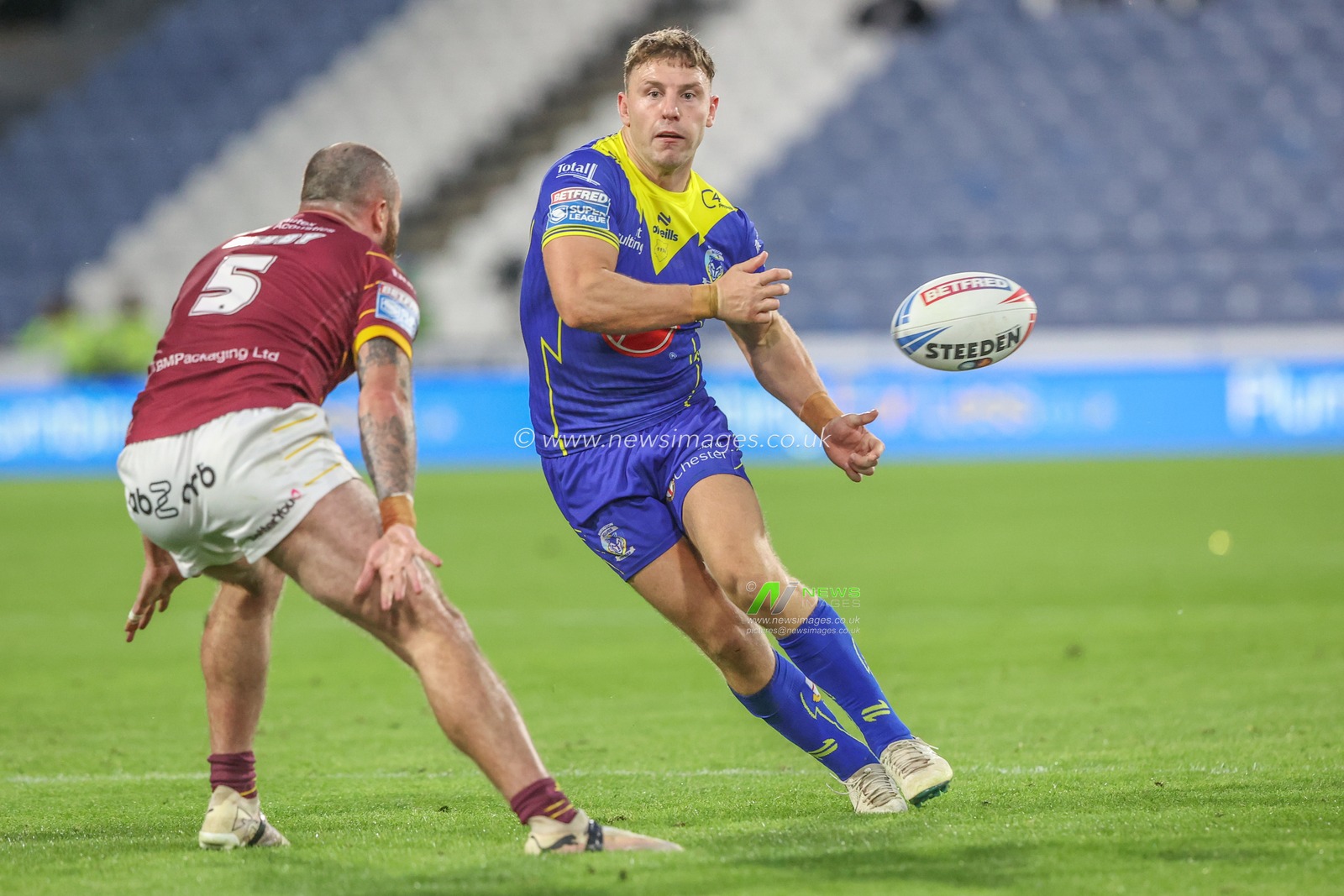 George Williams of Warrington Wolves passes the ball during the Betfred Super League Round 26 match Huddersfield Giants vs Warrington Wolves at John Smith's Stadium, Huddersfield, United Kingdom, 14th September 2024

(Photo by Alfie Cosgrove/News Images)
