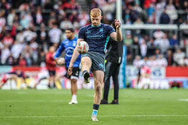 Harvey Barron of Hull FC in the pre-game warm up during the Betfred Super League round 23 match St Helens vs Hull FC at Totally Wicked Stadium, St Helens, United Kingdom, 22nd August 2025

(Photo by Alfie Cosgrove/News Images)