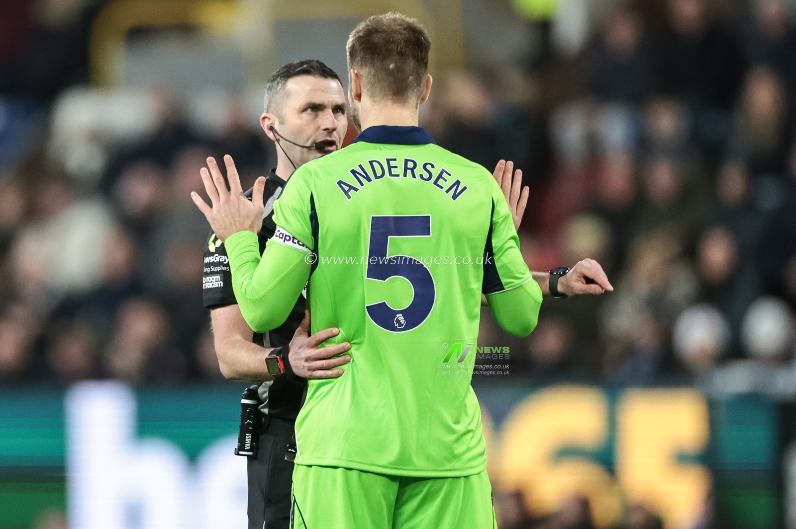 Referee Michael Oliver speaks to Joachim Andersen of Fulham after Burnley win a freekick during the Premier League match Burnley vs Fulham at Turf Moor, Burnley, United Kingdom, 13th December 2025

(Photo by Mark Cosgrove/News Images)

*** GER AUT SUI OUT ***