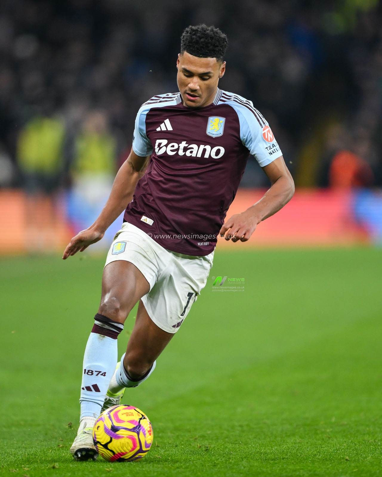 Ollie Watkins of Aston Villa makes a break with the ball during the Premier League match Aston Villa vs Leicester City at Villa Park, Birmingham, United Kingdom, 4th January 2025

(Photo by Craig Thomas/News Images)